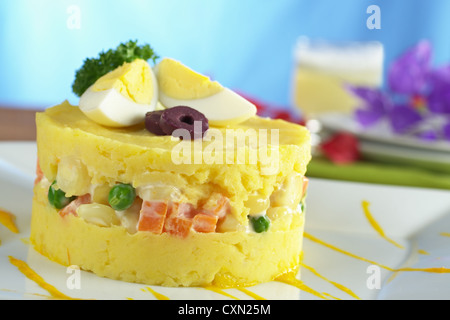 Traditionelle peruanische Gericht namens Causa gemacht von gelben und weißen Kartoffelpüree gemischt mit Aji (Paprika), gefüllt mit Gemüse Stockfoto