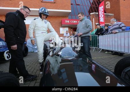 Damon Hill steigt in seiner Väter Wagen "alten Gläubigen am Tag BRM in den Markt der Stadt Bourne, Lincolnshire Stockfoto