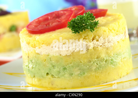 Peruanische Gericht namens Causa gemacht aus Kartoffelpüree gemischt mit Limettensaft und Aji (Paprika), gefüllt mit Avocado und Hühnchen Stockfoto