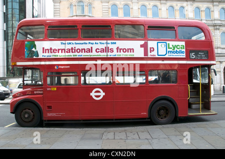 Londoner Routemaster Bus geparkt am Strand, London nach Osten. Charing Cross Station im Hintergrund. Stockfoto