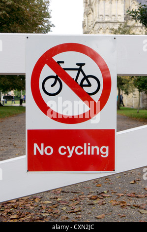 Melden Sie keine Radfahren montiert auf weißen Tor am Eingang zur öffentlichen Fußgängerzone Stockfoto