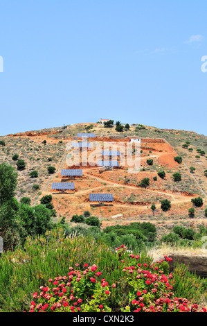Sonnenkollektoren auf Südseite Hügel in der Nähe Elounda, Kreta, Griechenland Stockfoto