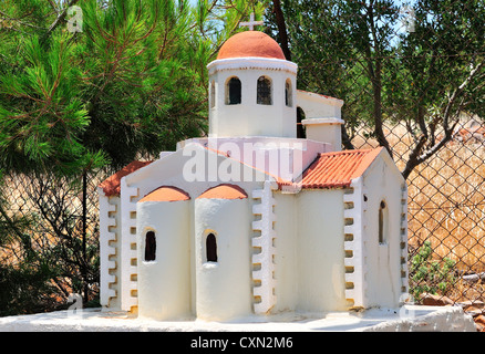 Griechischer orthodoxer Schrein am Straßenrand in der Nähe von Elounda, Kreta, Griechenland Stockfoto