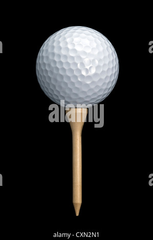 Weiße Golfball auf hölzernen Abschlag auf schwarzem Hintergrund. Detaillierten Grübchen Ball, freistehende Abschlag in voller Länge. Stockfoto