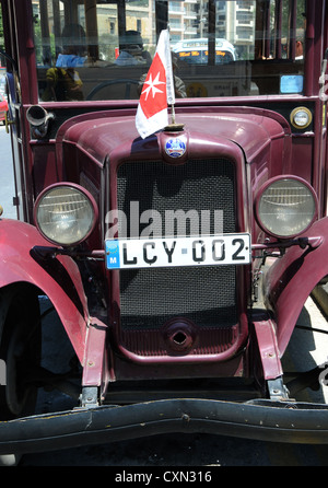 Oldtimerbus maltesischer Flagge Vorderansicht Bedford Scheinwerfer Kühler Stockfoto