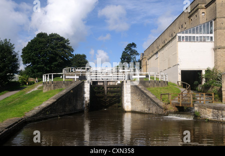 Die Unterseite des Bingley drei-Rise Schlösser an der Leeds and Liverpool Canal in Bingley, Yorkshire, England Stockfoto