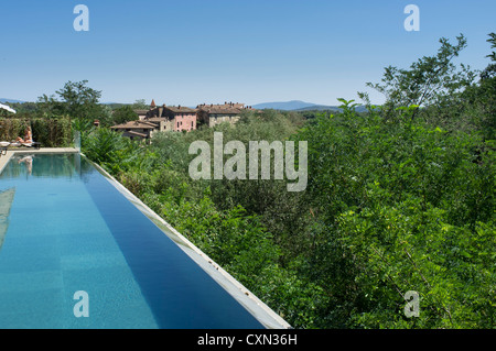 Il Borro, Agristurismo in San Giustino Valdarno, Toskana, Italien, dem Infinity-pool Stockfoto