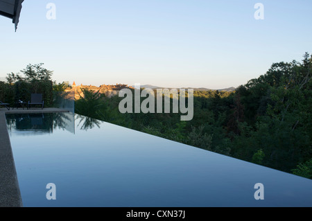 Il Borro, Agristurismo in San Giustino Valdarno, Toskana, Italien, dem Infinity-pool Stockfoto