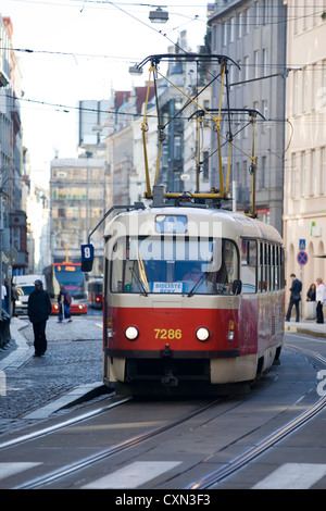 Straßenbahn auf den Straßen der Hauptstadt Prag in der Tschechischen Republik Stockfoto