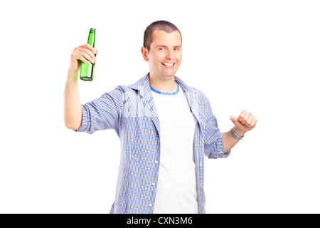 Ein Mann hält eine Bierflasche isoliert auf weißem Hintergrund Stockfoto