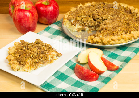 Ein Stück Apfelkuchen mit Äpfeln und ganze pie Stockfoto