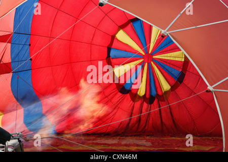 Aufpumpen von einem Heißluftballon. Bristol International Balloon Fiesta. Stockfoto