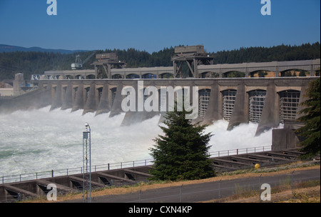 Bonneville Dam Hochwasserentlastung, Columbia River, Oregon und Washington USA Stockfoto