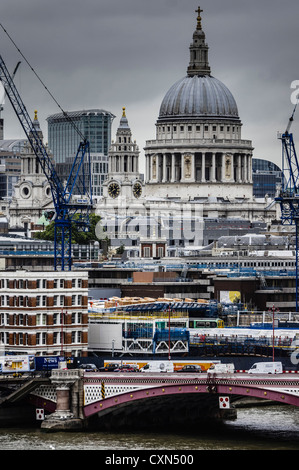 Düsteren Himmel über der City of London Stockfoto