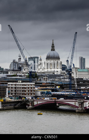 Düsteren Himmel über der City of London Stockfoto