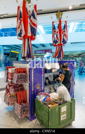 London Heathrow Airport Terminal 5 Abfahrten - Harrods zu speichern, für 2012 Olympischen Ware auf Lager Stockfoto