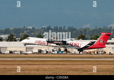 Ein Alaska Airlines (Horizon Air) Bombardier Q400 in San Diego State University Azteken Sonderlackierung hebt ab Stockfoto