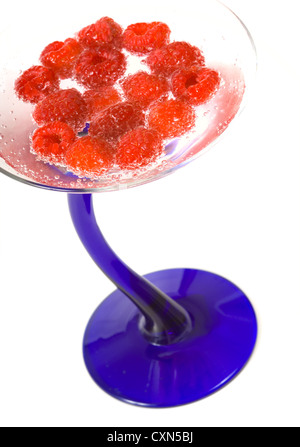 Himbeer Mischgetränk mit kohlensäurehaltigem Wasser oder Soda und frische rote Himbeeren in blauen stemmed Martini-Glas Stockfoto