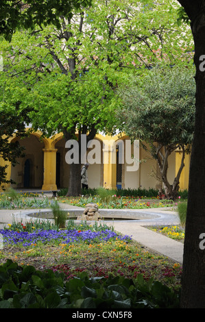 Blick auf den berühmten Gärten der Espace Van Gogh Arles, Frankreich, Europa Stockfoto