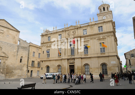 Mit Blick auf den Platz der Republik und dem Rathaus in Arles, Frankreich, eu Stockfoto