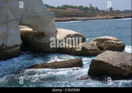 Die weißen Kreidefelsen von Rosch ha-Hanikra an der Nordgrenze Israels Stockfoto