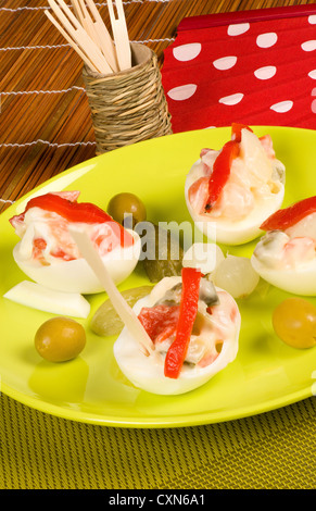 Gefüllten Eiern in einer mediterranen, spanischen tapa Stockfoto