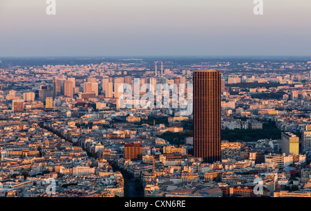 Luftaufnahme von Paris in einem späten Frühjahr Nachmittag mit Montaparnasse Turm und Hochhäuser Bezirk La Grenelle in der Ferne. Stockfoto