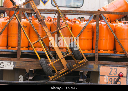 leeren und vollen Calor Gas Supply Zylinder verwendet. Lieferung und Sammlungen. Cadiz Spanien Stockfoto