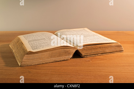 alte Bibel Buch auf Tisch Stockfoto