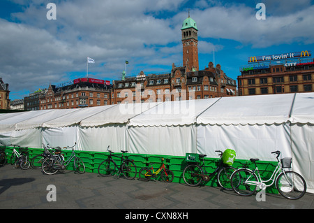 Fahrräder abgestellt während eines Festivals am Rådhuspladsen square Kopenhagen Dänemark Mitteleuropa Stockfoto