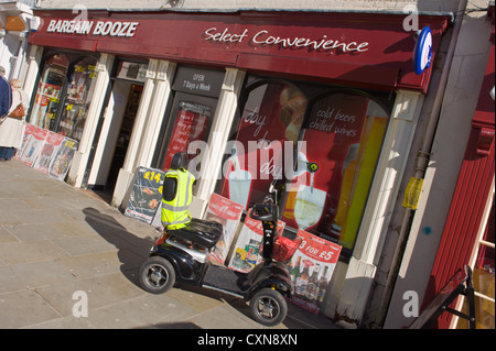 Schnäppchen Sie Booze Supermarkt verkaufen billigen Alkohol an der High Street in Brecon Powys South Wales UK Stockfoto