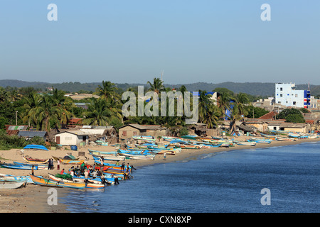 Die Fischer ihre Boote am Back Bay Beach in Trincomalee auf Sri Lanka zu entladen. Stockfoto