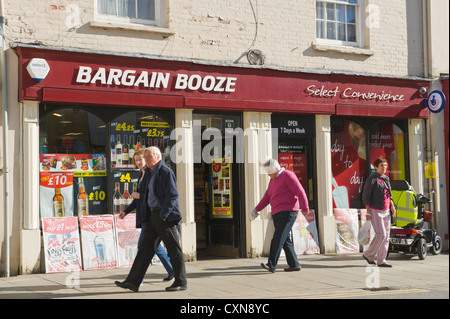 Schnäppchen Sie Booze Supermarkt verkaufen billigen Alkohol an der High Street in Brecon Powys South Wales UK Stockfoto