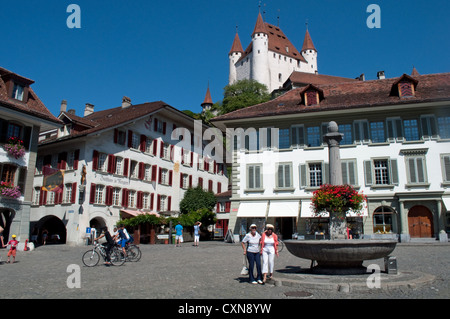 Radfahrer und Touristen Rathausplatz mit Thun Schloss alte Stadt Thun Kanton Bern Schweiz Stockfoto