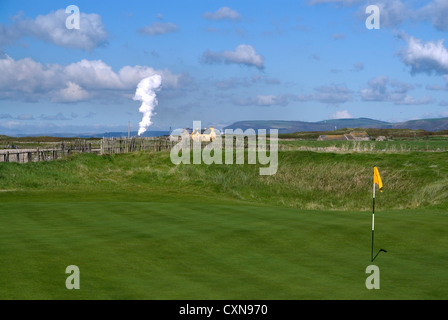 Royal Porthcawl Golfplatz mit dem Rauch von Port Talbot Stahl Werke in der Ferne Süden wales uk Stockfoto
