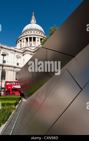 Informationszentrum der City of London und St. Pauls Cathedral, London, UK Stockfoto