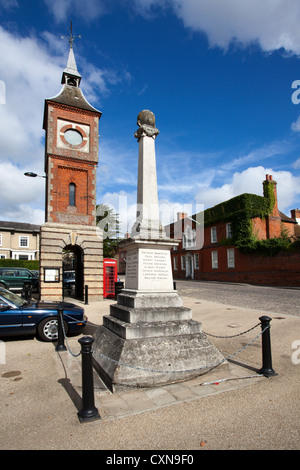 Kriegerdenkmal und Uhrturm auf dem Marktplatz an der Bildeston Suffolk in England Stockfoto
