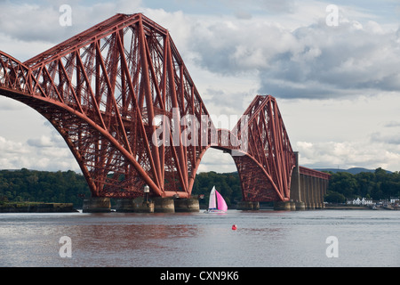 Yacht unter Forth Brücke Stockfoto