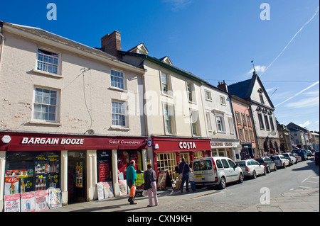 Schnäppchen Booze Costa Coffee & Clinton Cards an der High Street in Brecon Powys South Wales UK Stockfoto