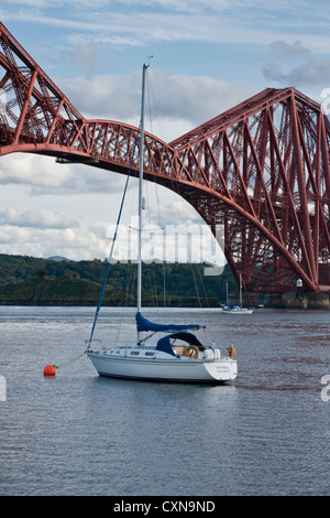 Neben Forth Brücke Yacht Stockfoto