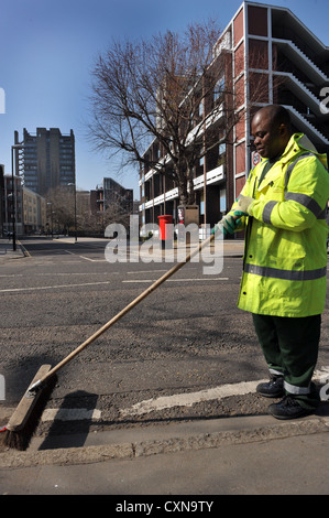 Straße Reiniger fegt die Straße London-UK Stockfoto