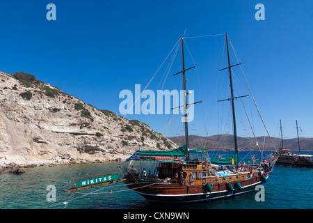 Zweimaster griechischen touristischen Caiques ankern vor der griechischen Insel Plati Stockfoto