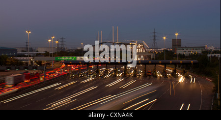 Gebührenfreie Ständen bei Dartford River Crossing auf der M25 zeigt Königin Elizabeth 2. Brücke. Stockfoto