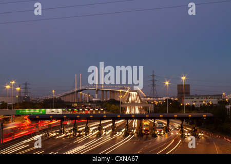 Gebührenfreie Ständen bei Dartford River Crossing auf der M25 zeigt Königin Elizabeth 2. Brücke. Stockfoto