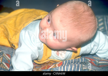 Glücklich aussehende Baby, London, UK. Stockfoto