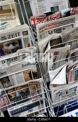 Ein Rack mit ausländischen Zeitungen zu verkaufen im Zentrum von London. Stockfoto