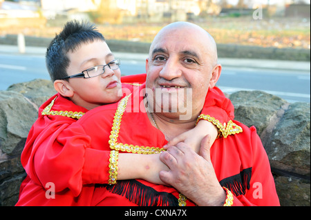 Polnische Roma-Vater und Sohn in traditioneller Kleidung, Bradford UK Stockfoto