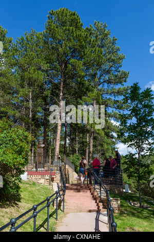 Touristen rund um die Gräber von Wild Bill Hickok und Calamity Jane auf dem Mount Moriah Cemetery, Deadwood, South Dakota, USA Stockfoto