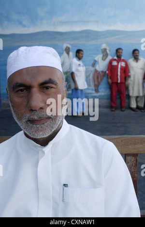 Mann in Tracht auf dem Fischmarkt, Dubai, Vereinigte Arabische Emirate, Vereinigte Arabische Emirate, persischen, arabischen Halbinsel, Asien. Stockfoto