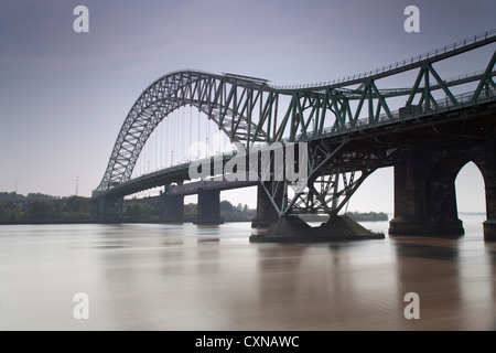 Lange Exposition Tag Zeit Bild der Runcorn Widnes Brücke die überspannt den Fluss Mersey und Manchester Ship Canal. Stockfoto